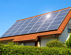 un esempio pratico di impianto solare fotovoltaico sul tetto di una casa ( tetto solare )